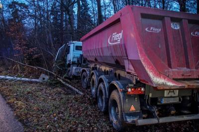 Stuttgart Sillenbuch: LKW Fahrer verliert Kontrolle ueber Fahrzeug und faehrt in Wald. 